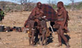 <center>
 Nous apercevons ce modeste campement.<br>
Les hommes sont absent.
Nous proposons un peu de nourriture ainsi que de la farine que les enfants découvrent avec curiosité. Himba,  femmes enfants. Campement sur bord d'une piste. KAOKOLAND. NAMIBIE 
